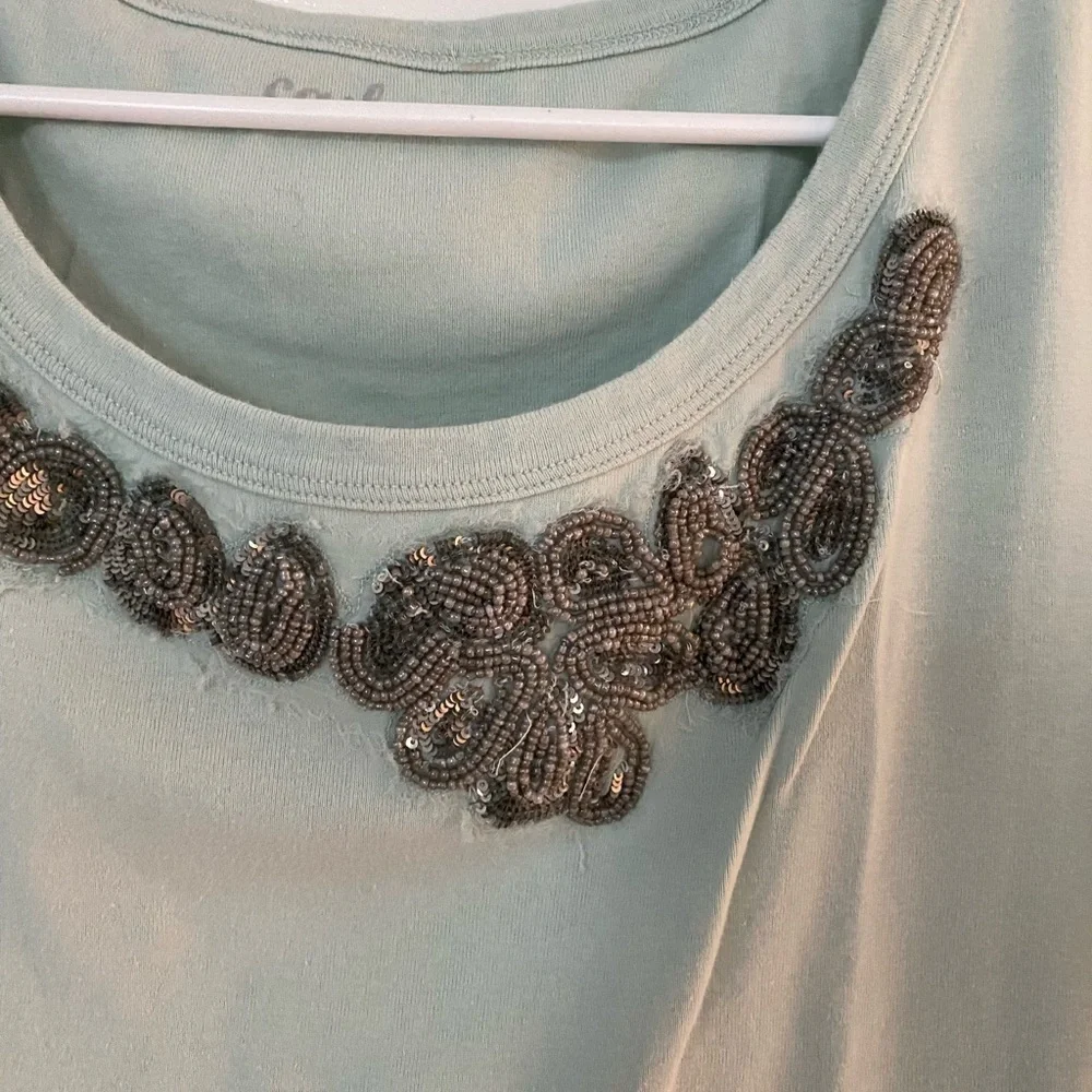 BEADED APPLIQUÉ Tee shirt by Caslon short sleeve Light teal cotton. Medium C